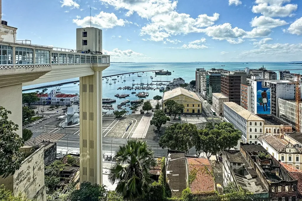 Corredor de prédio comercial com portas de escritórios de vidro.