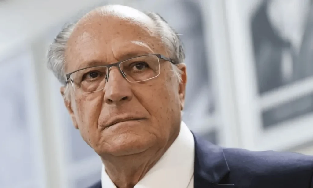 Geraldo Alckmin, vice-presidente do Brasil, discursando em um evento, enfatizando a urgência da reforma tributária.