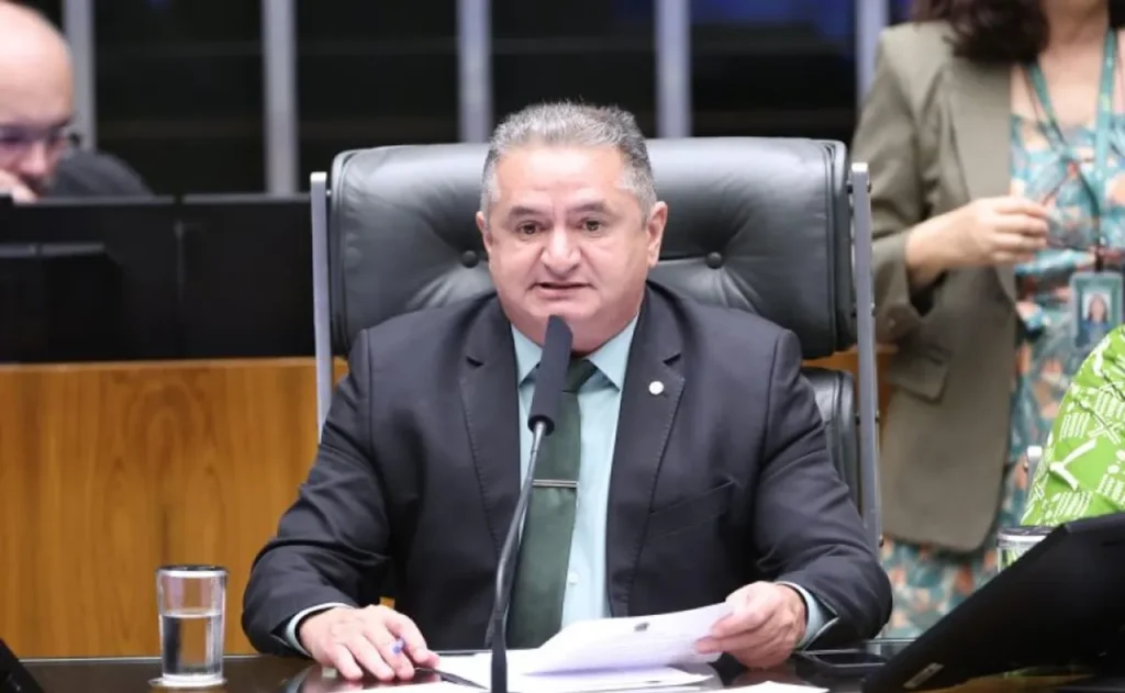 Grupo diverso de pessoas, incluindo crianças e adultos, em um ambiente educacional inclusivo, interagindo e comunicando-se.