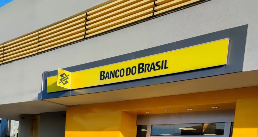 Fachada moderna de uma agência do Banco do Brasil em Florianópolis, após venda do imóvel pelo fundo TVRI11.