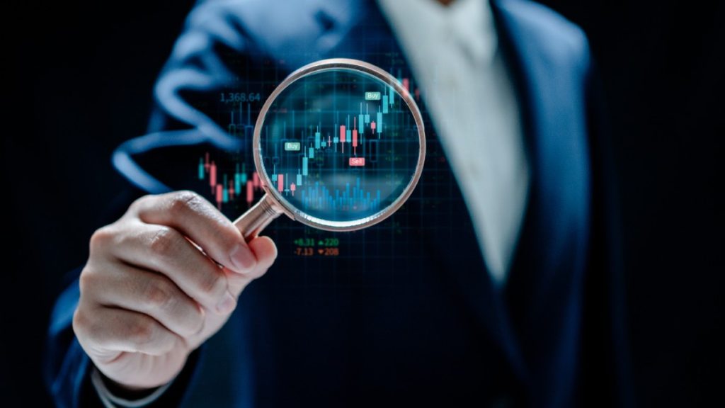 Investidores e executivos discutindo o mercado imobiliário em um evento profissional.