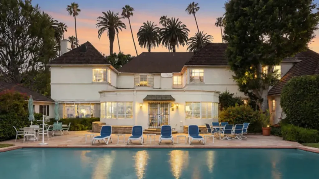 Mansão de Pat Boone em Beverly Hills com arquitetura contemporânea e jardins exuberantes à venda.