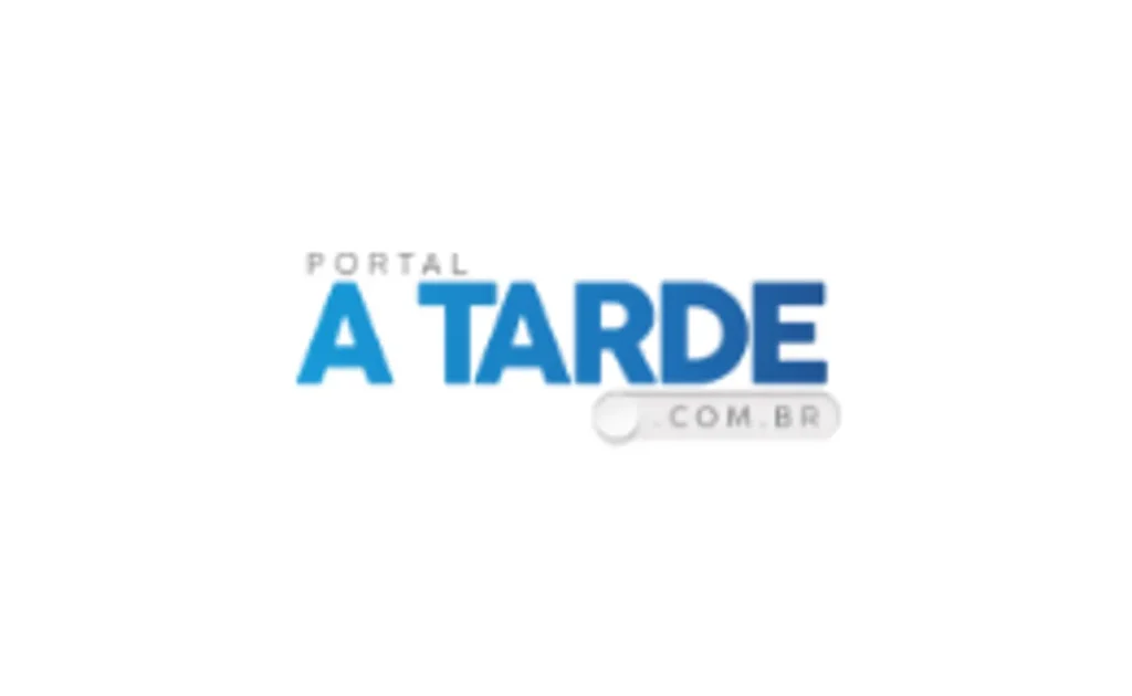 Casal de idosos aproveitando as instalações de um condomínio sênior com acessibilidade e segurança.