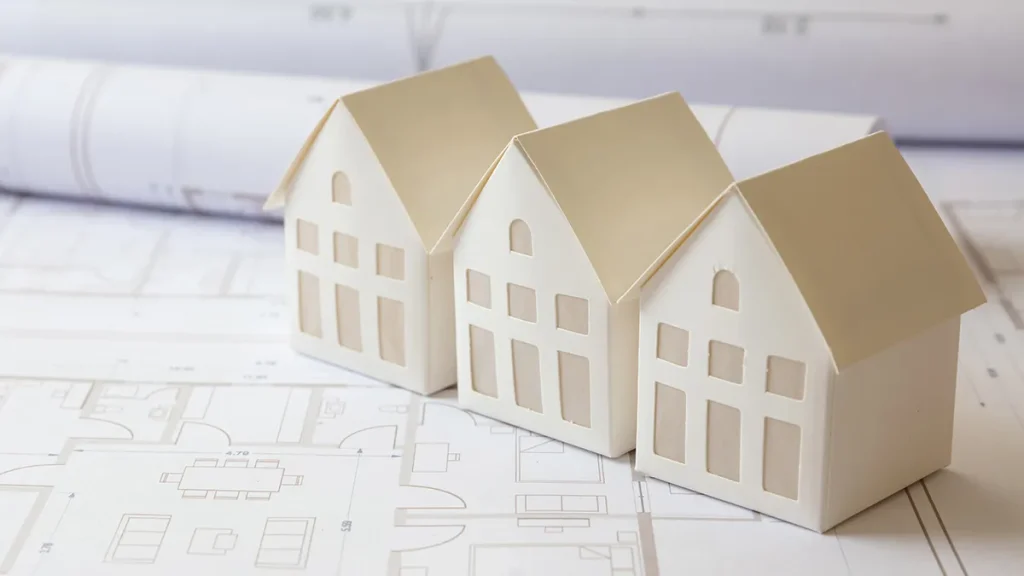 Canteiro de obras de um empreendimento imobiliário moderno no Brasil, com guindastes e trabalhadores, simbolizando o desenvolvimento.