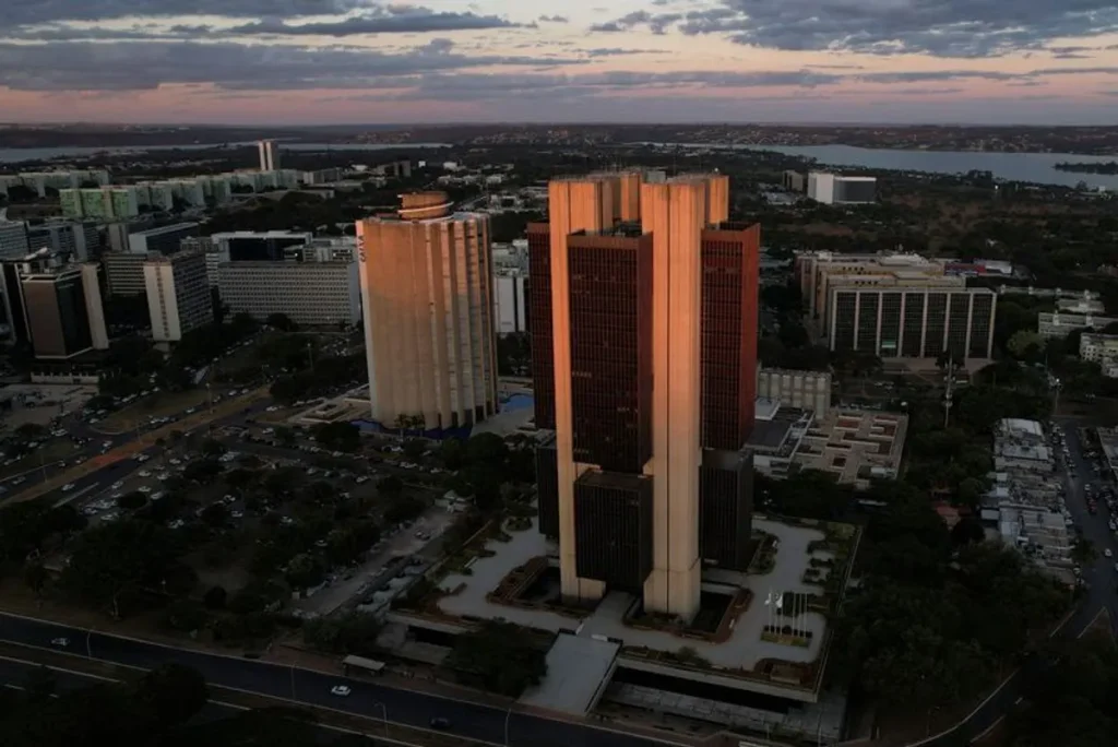 Gráfico de projeção de inflação no Banco Central mostrando interrupção na alta