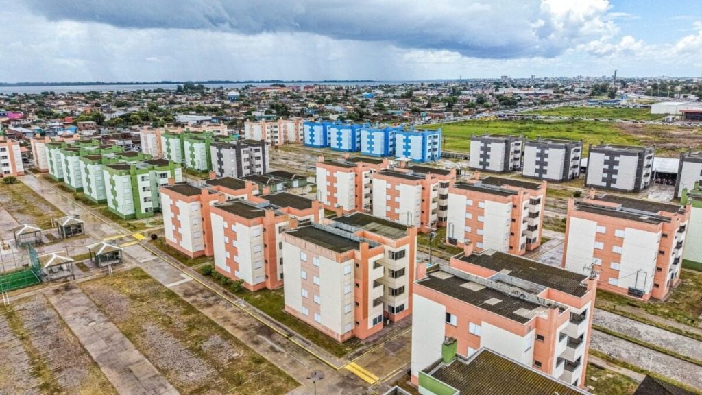 Analistas financeiros discutindo o futuro do Minha Casa Minha Vida e FGTS