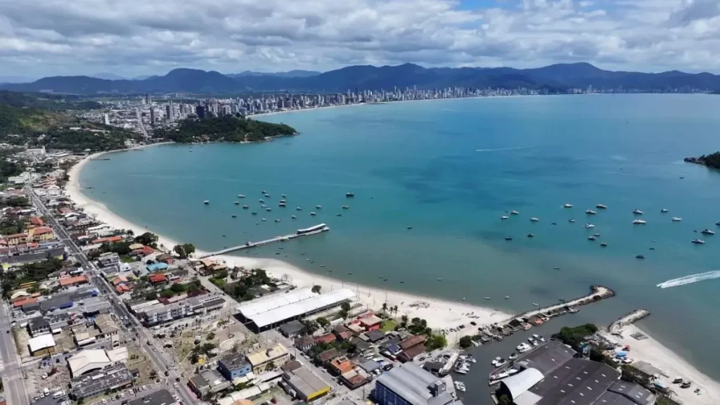 Vista panorâmica de Porto Belo, SC, destacando a harmonia entre a arquitetura moderna e a natureza costeira, simbolizando o crescimento do mercado imobiliário.