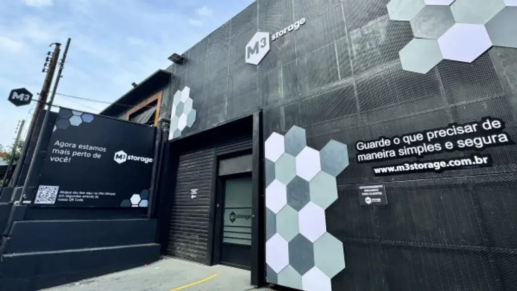 Fachada de centro de self-storage M3 Storage com funcionário