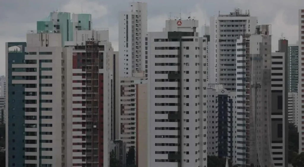 Horizonte de Recife com prédios residenciais modernos ao pôr do sol