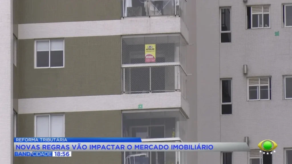 Mesa de escritório com documentos sobre reforma tributária e contrato de aluguel de imóveis, simbolizando as mudanças no mercado imobiliário.