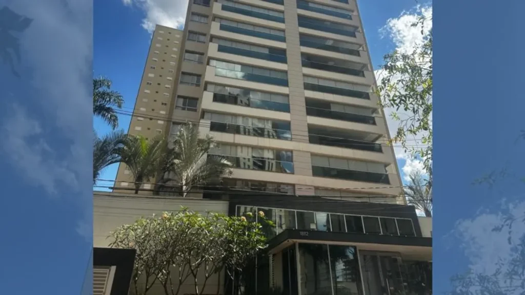 Martelo de juiz batendo em bloco de madeira simbolizando decisão judicial