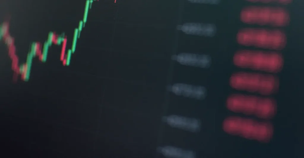 Gráfico financeiro com setas indicando alta e baixa, ao fundo prédios de bancos centrais e bolsas de valores, representando a Super Quarta de decisões de juros.