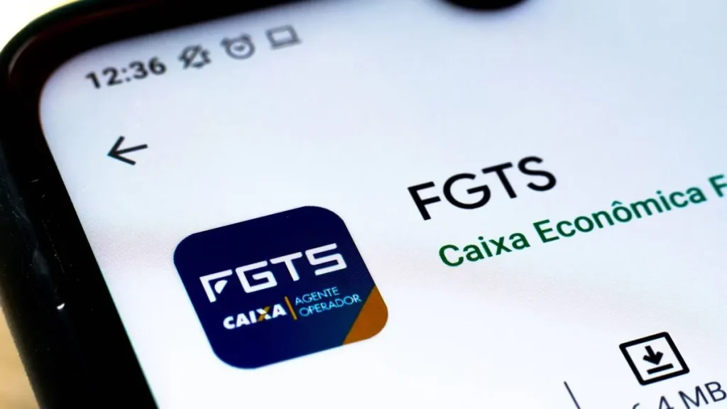 Smartphone mostrando mensagem de alerta de golpe do FGTS