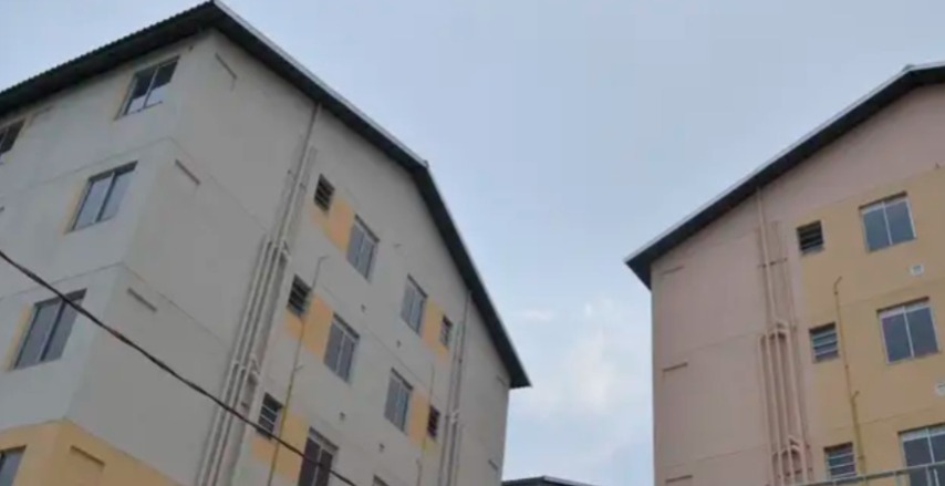 Placa de aluga-se em prédio residencial em centro urbano