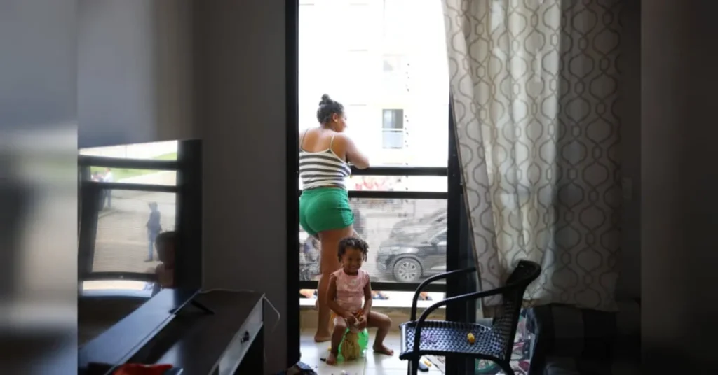 Família celebrando a compra de um apartamento sem entrada com a ajuda do FGTS e programas do governo.