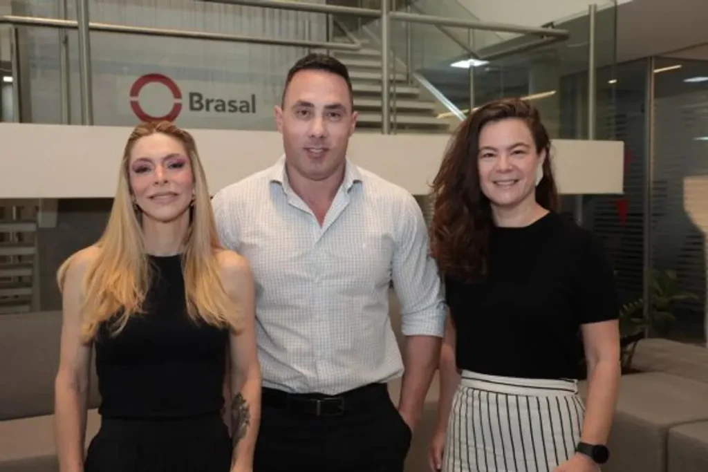 Espaço 'Construtopia' da Brasal Incorporações na CASACOR Brasília 2026, exibindo design inovador e mobiliário de alto padrão.