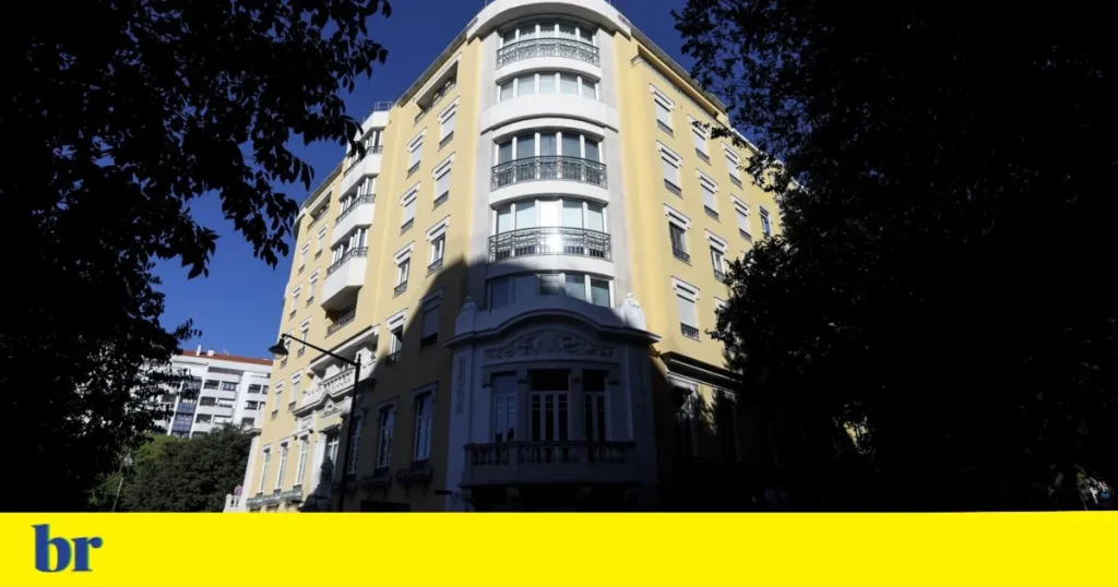 Família brasileira celebra a compra de imóvel em Lisboa, Portugal.