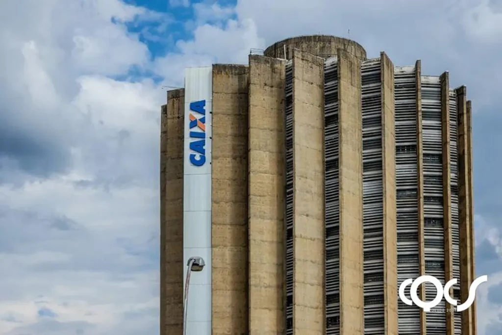 Cliente olhando documentos de financiamento habitacional com expressão de preocupação