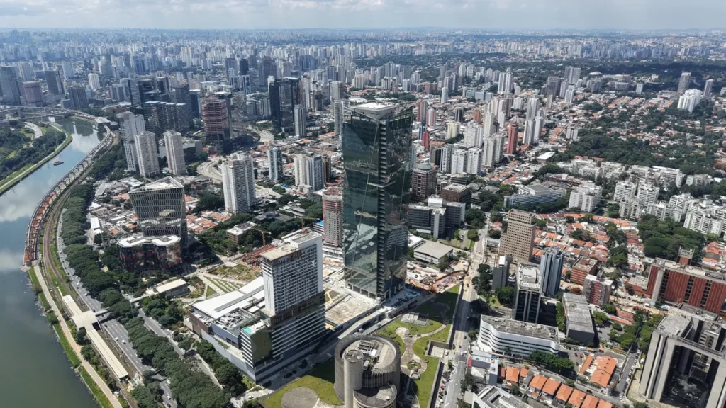 Vista aérea do maior prédio de São Paulo, construído pelo Carrefour em antigo estacionamento na Zona Sul.