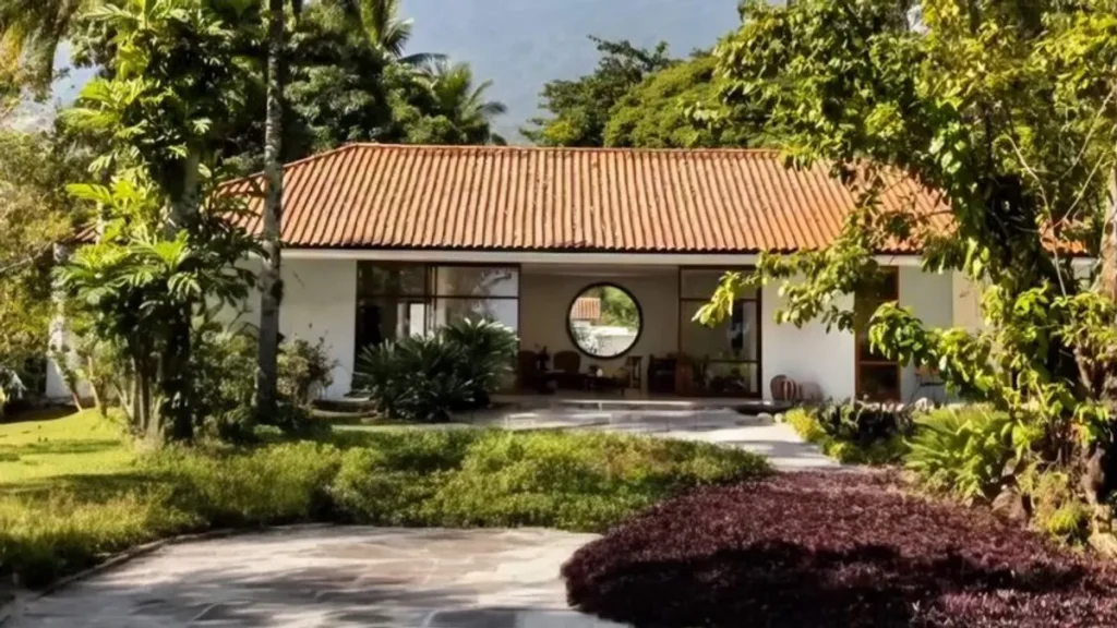 Casa de Oscar Niemeyer em Ilhabela com vista para o mar e o Pico do Baepi