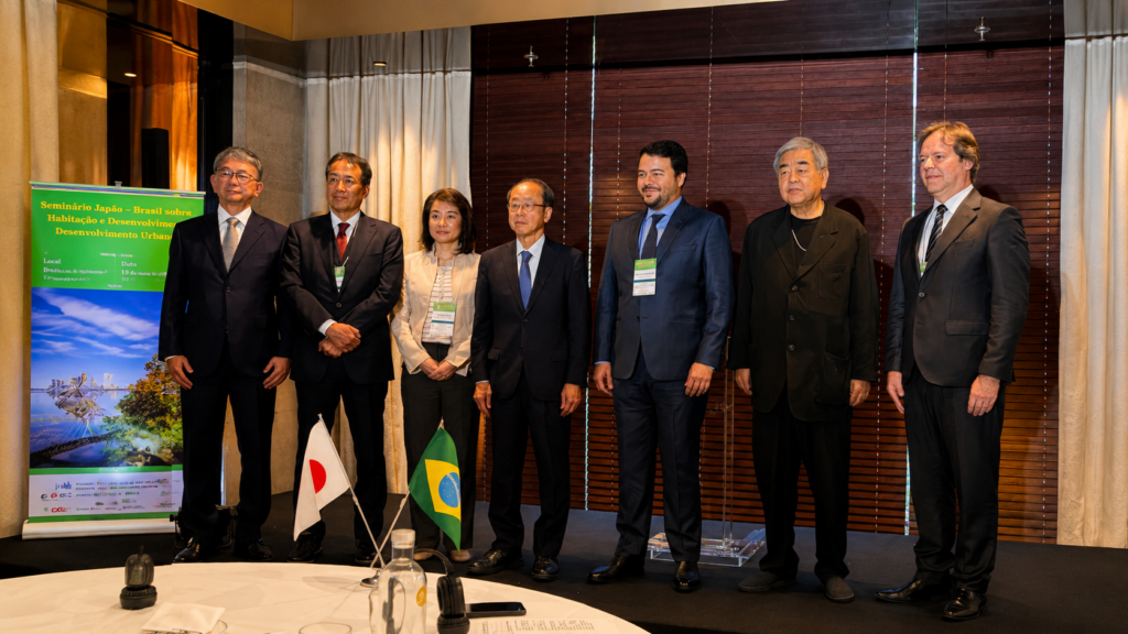 Representantes brasileiros e japoneses em seminário sobre habitação e construção promovido pela CBIC