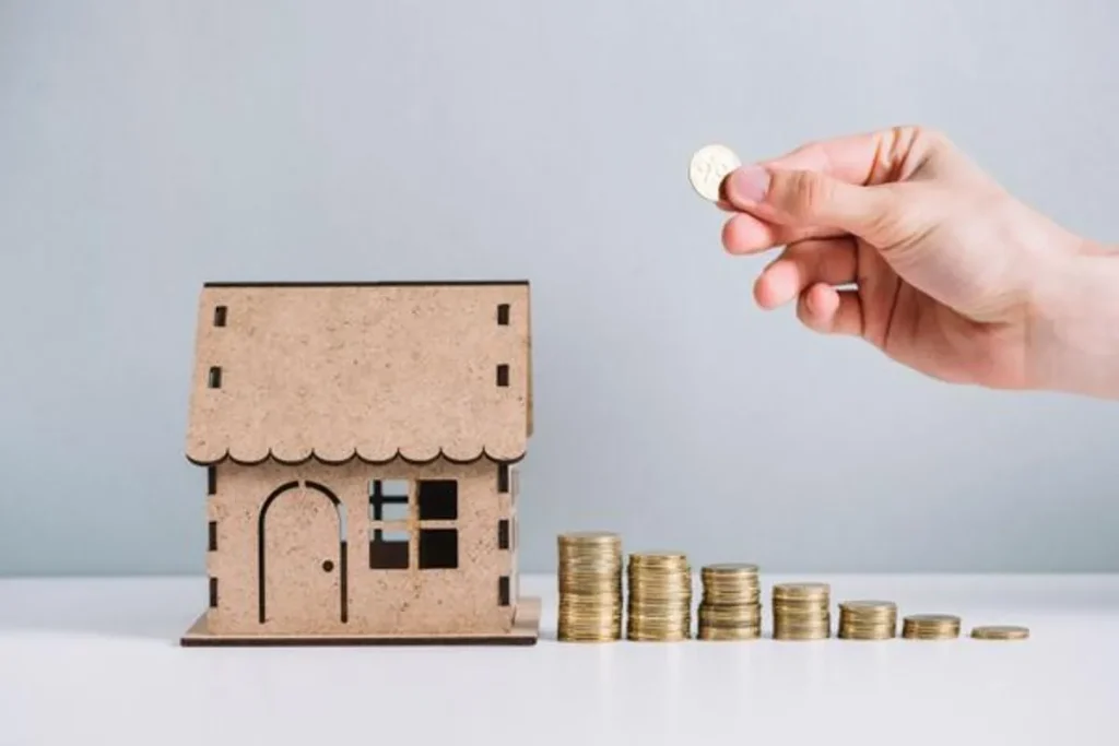 Casal planejando investimento em imóveis através de consórcio