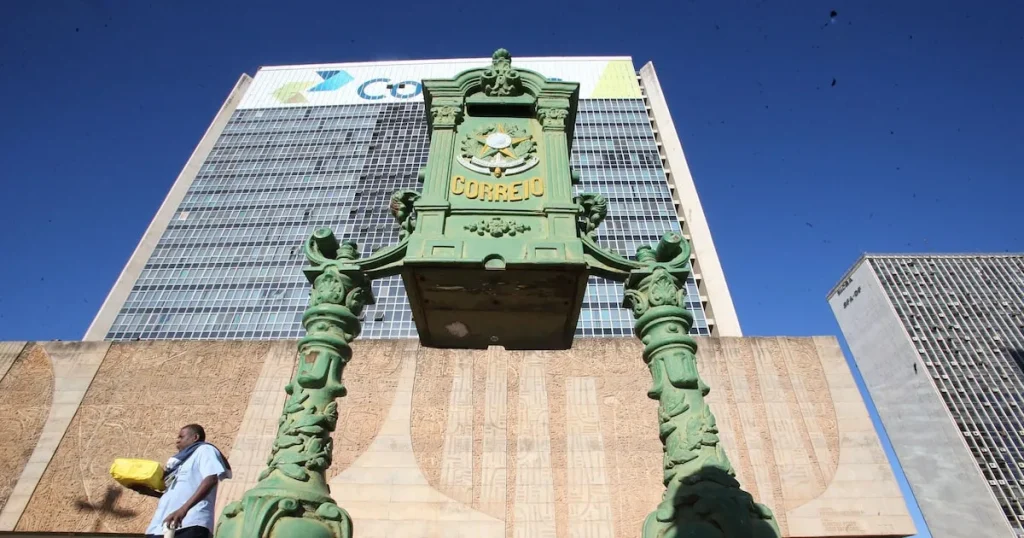 Prédio histórico dos Correios com arquitetura clássica em área urbana