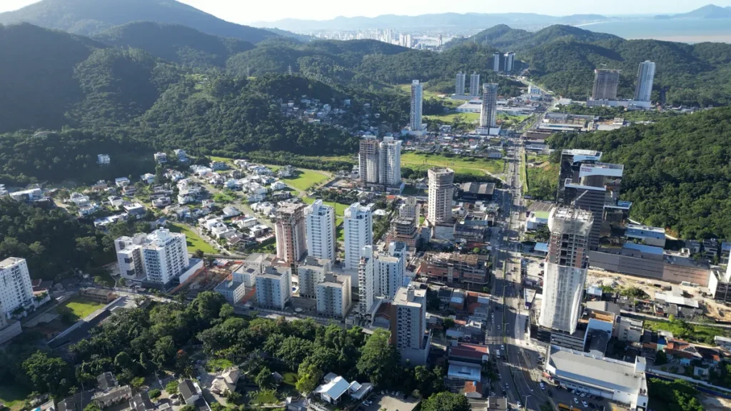 Prédio de apartamentos compactos em Itajaí voltados para locação de curta temporada.