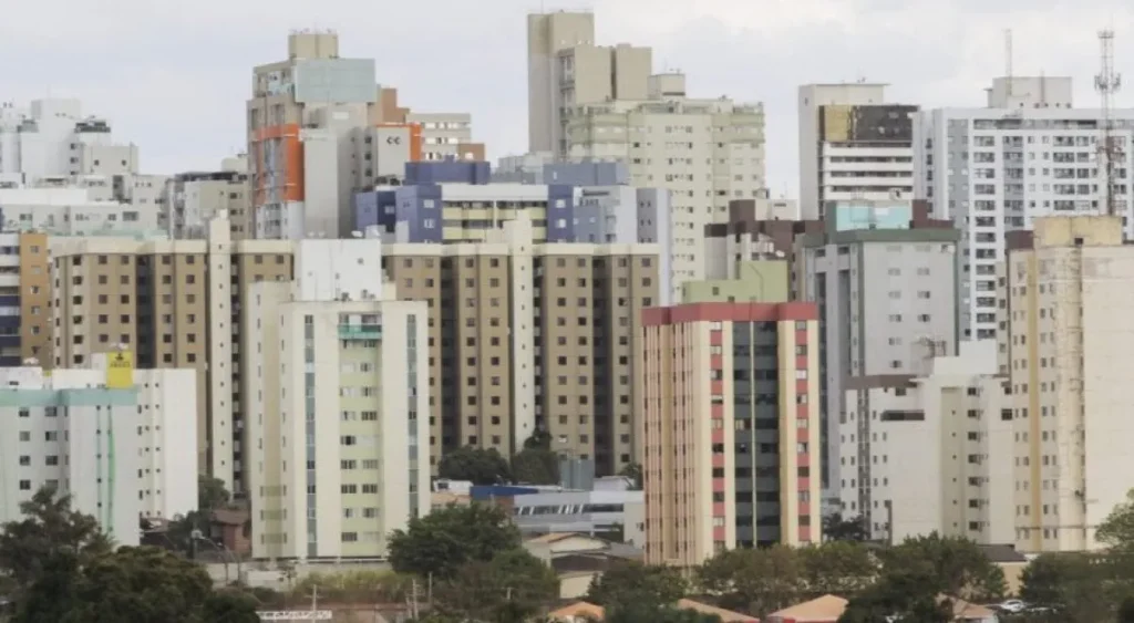 Contrato imobiliário e documentos legais sobre uma mesa em ambiente formal, simbolizando a lavagem de dinheiro.