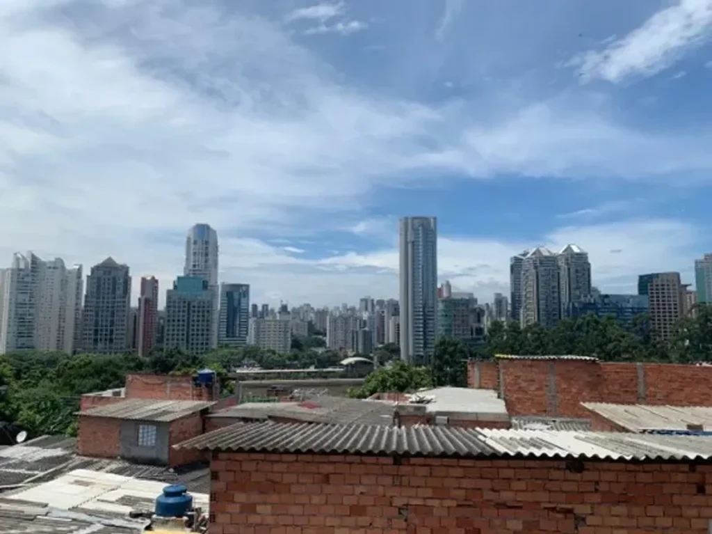 Área urbana brasileira mostrando contraste entre novas construções e autoconstrução.