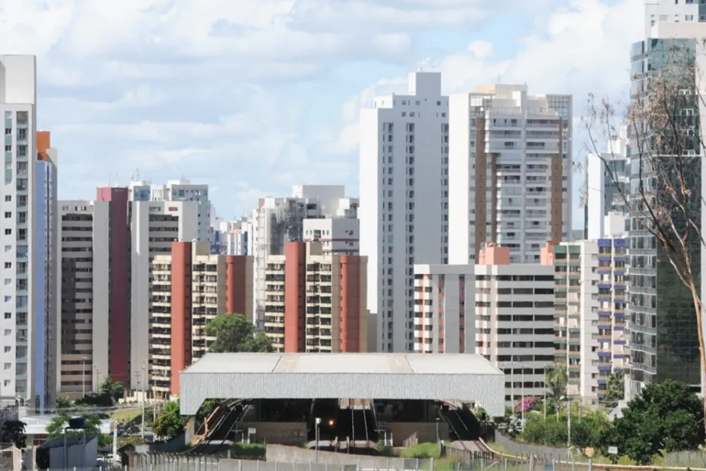 Família preocupada com documentos de financiamento imobiliário