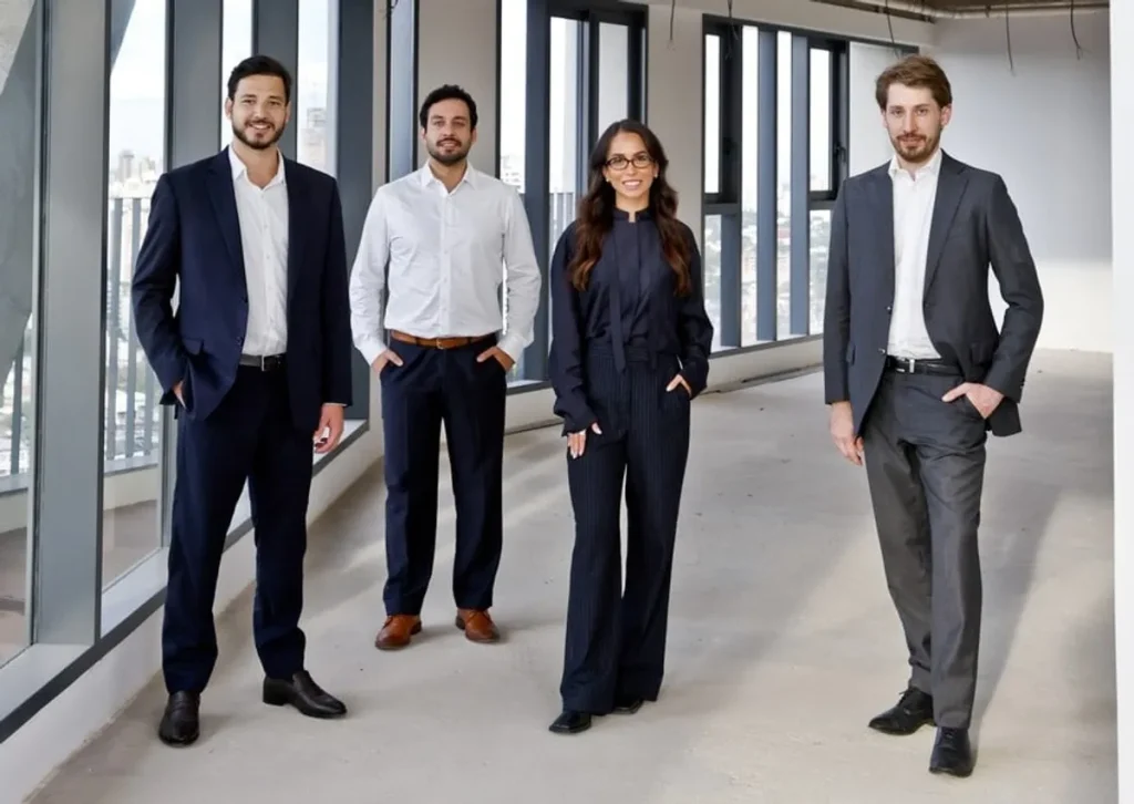 Executivos discutindo plano de consultoria imobiliária