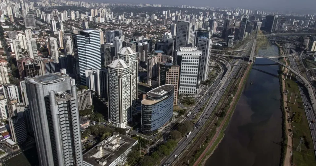 Edifício corporativo moderno em São Paulo, símbolo da recuperação do mercado de lajes.