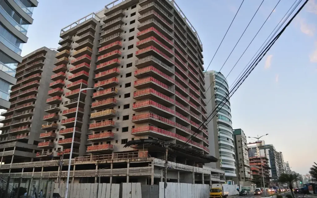 Casal analisando planta de imóvel comemorando financiamento