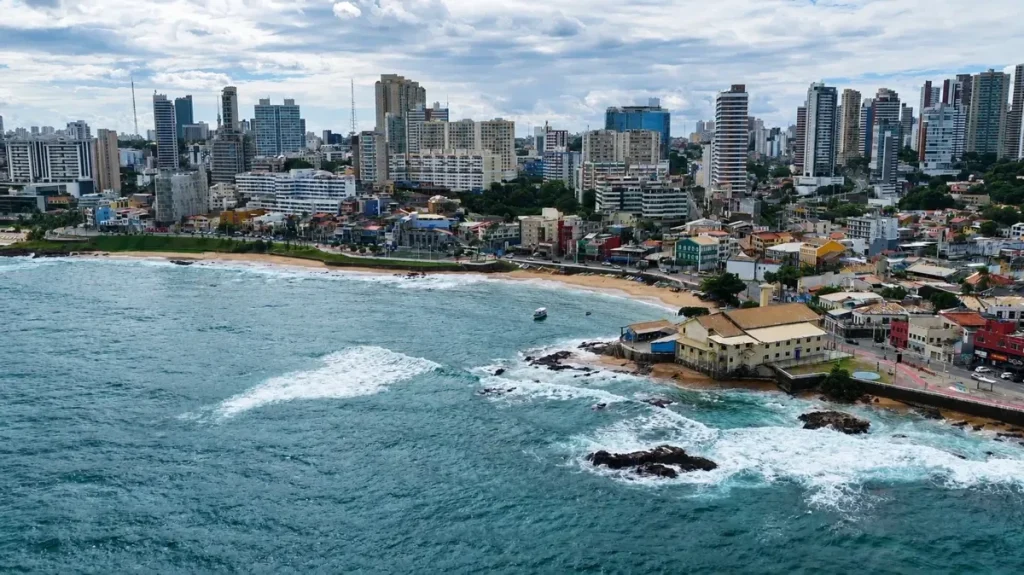 Bairro turístico vibrante no Nordeste do Brasil com pessoas e comércio local