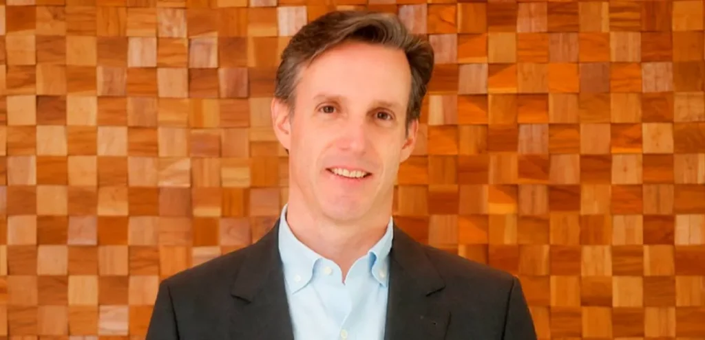 Thomaz Camargo, novo CEO da Goodman no Brasil, em escritório moderno.