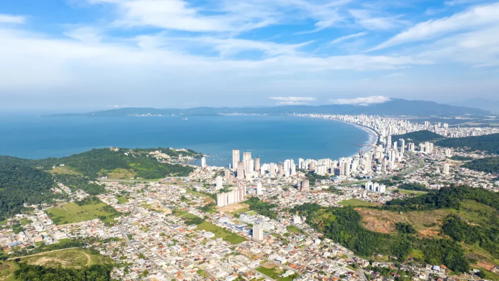 Edifício residencial de luxo em Itapema com vista para o mar, simbolizando a nova fase do mercado imobiliário de alto padrão.