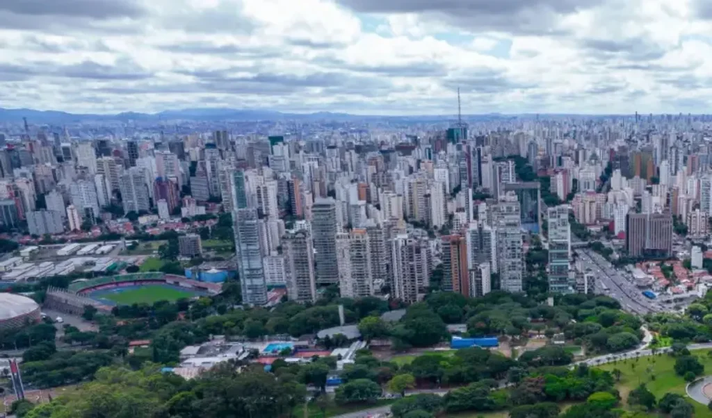 Fachada de empreendimento imobiliário moderno com financiamentos em alta.