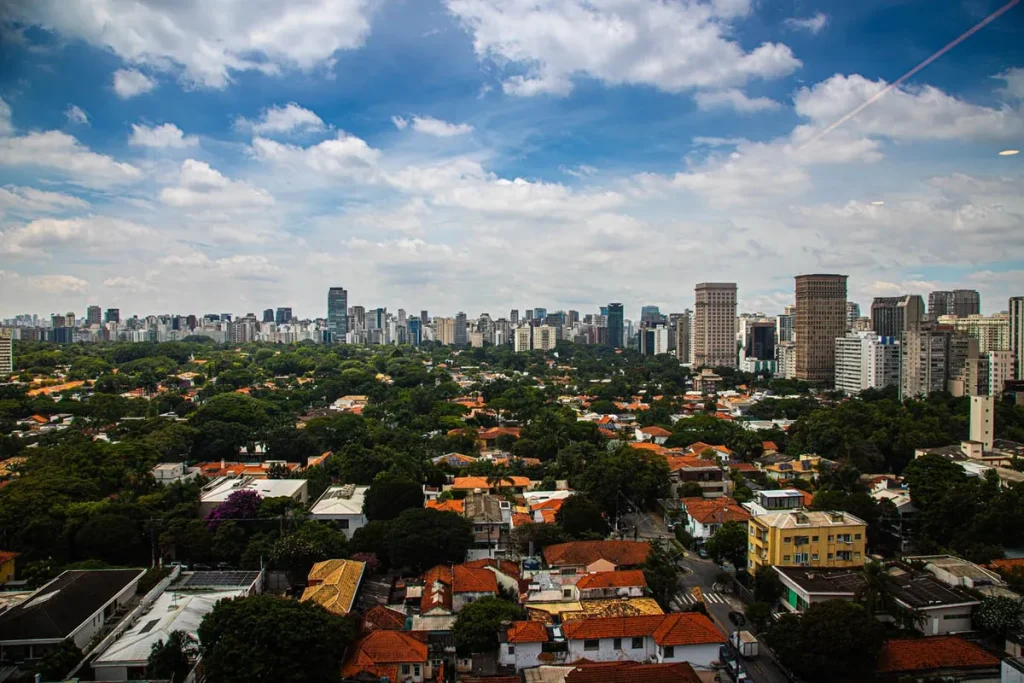 Edifício de apartamentos com unidades de um dormitório em destaque, simbolizando a valorização imobiliária no Brasil.