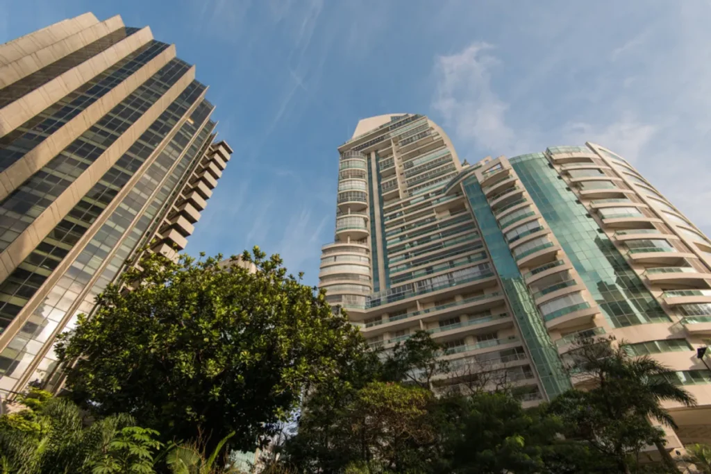 Edifício de imóvel de luxo em São Paulo com arquitetura moderna e imponente.