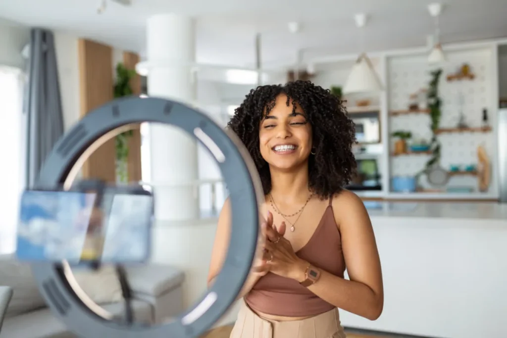 Influenciador digital interagindo com potenciais compradores em um showroom de incorporadora de luxo.