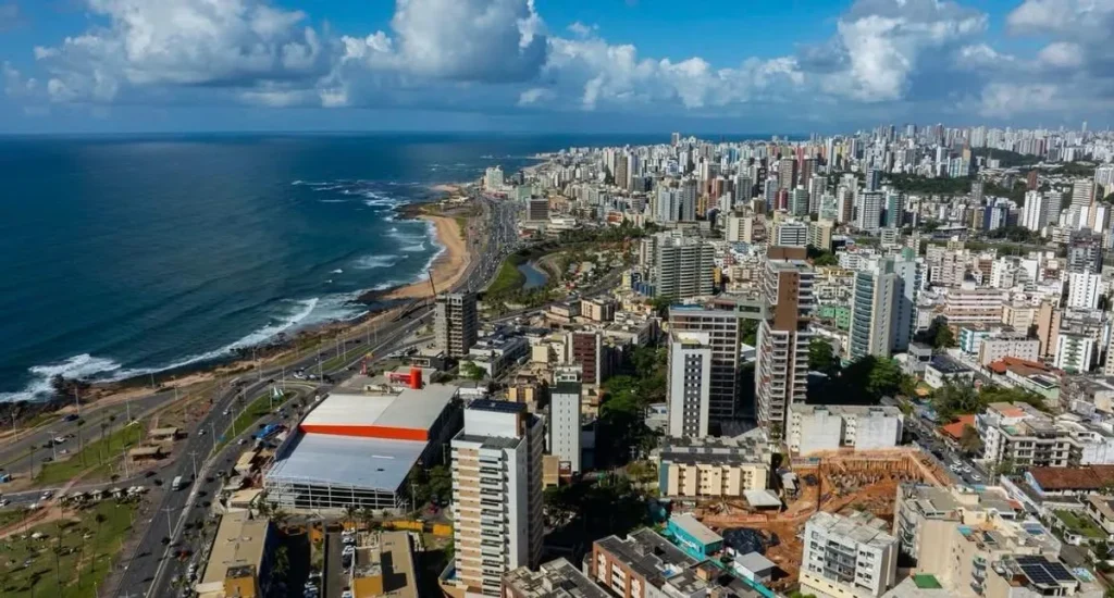 Prédio residencial moderno em construção em Salvador, Bahia, com vista para o mar.