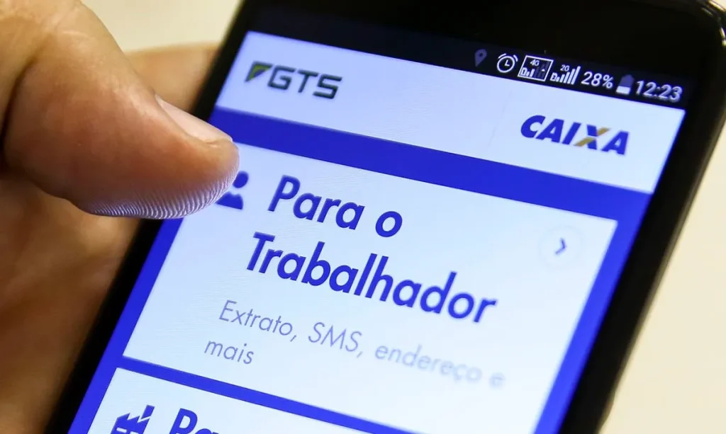 Família planejando o uso do lucro do FGTS para quitar dívida de casa própria.