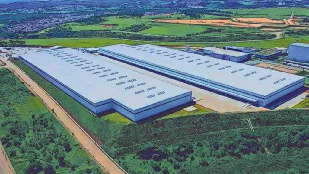 Centro de distribuição logístico moderno com empilhadeiras e caixas