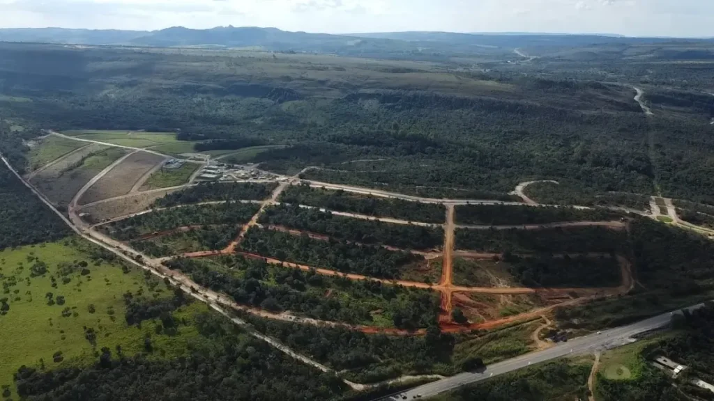 Vista aérea do condomínio Salto Imperial em Corumbá de Goiás, rodeado por paisagens naturais.