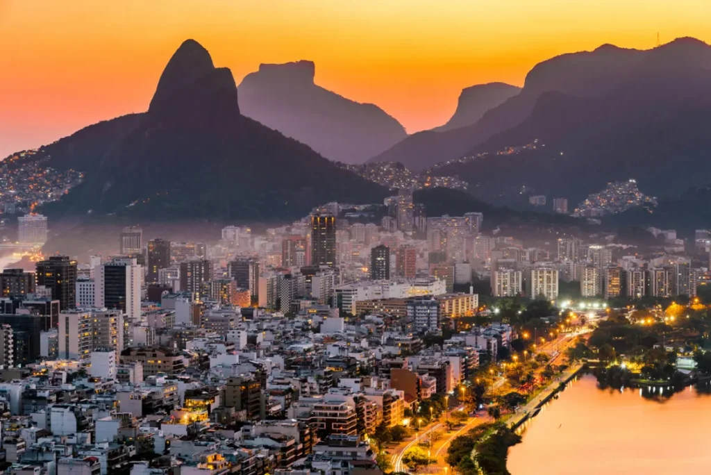 Sala de estar luxuosa com vista panorâmica da cidade, representando o mercado imobiliário de alto padrão e exclusivo.