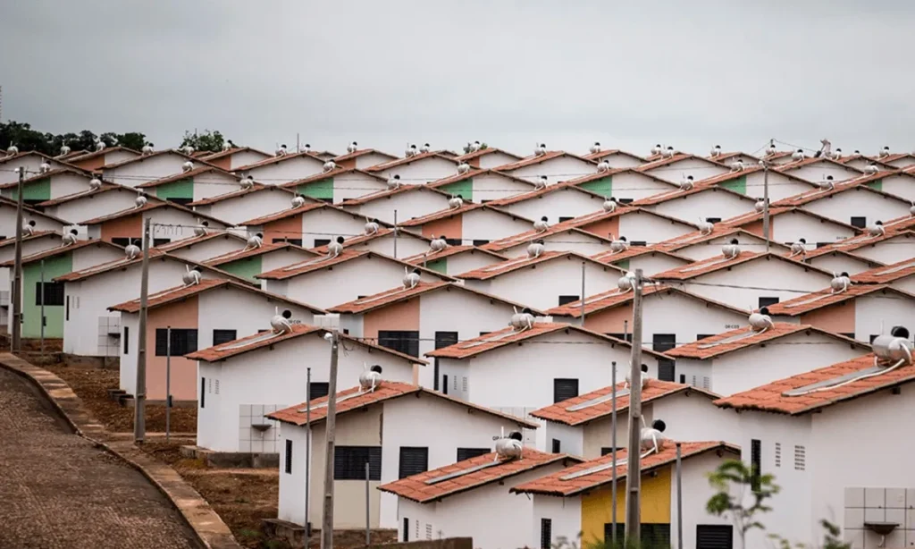 Paisagem urbana brasileira em 2026 com contrastes entre modernidade e periferia