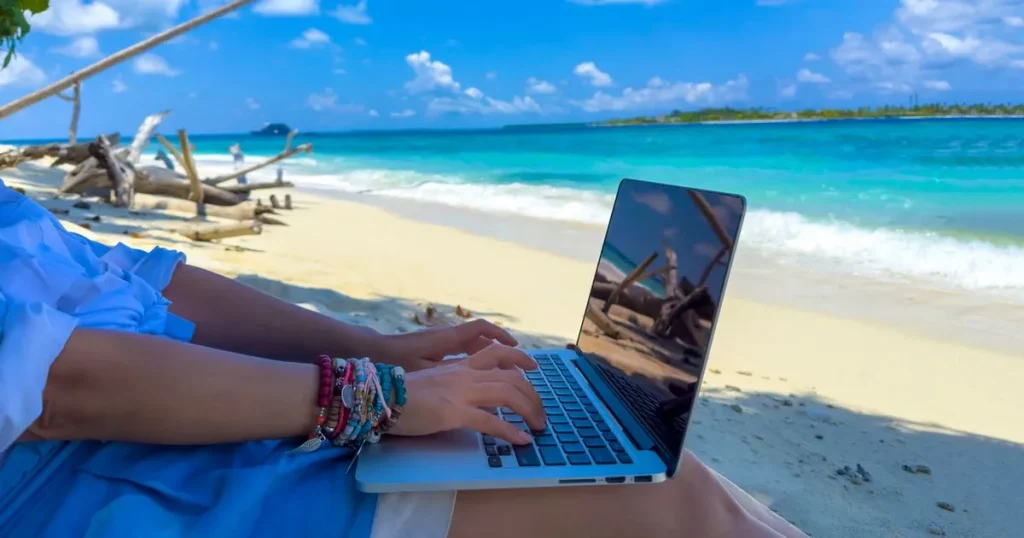 Nômade digital trabalhando em um coworking em Florianópolis.