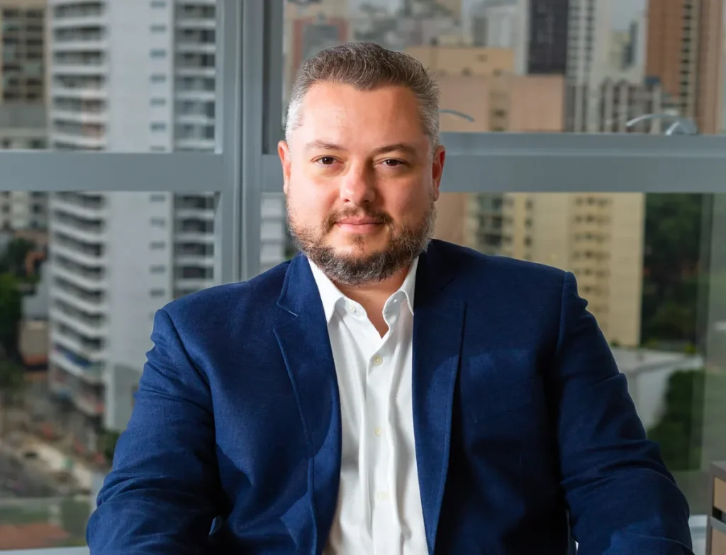 Corretor de imóveis analisando dados de precificação e tokenização em monitores avançados em 2026.