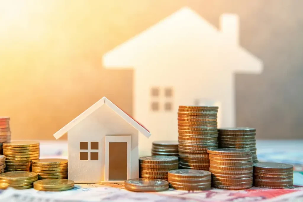 Família brasileira analisando documentos financeiros com home equity em casa.